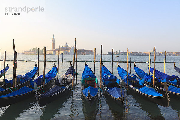 Gondeln auf der Lagune  San Giorgio Maggiore im Abstand  Venedig  UNESCO World Heritage Site  Veneto  Italien  Europa
