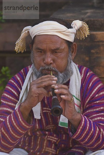 Traditionell gekleideten Mann bläst eine Pipe  Nha Trang  Vietnam  Indochina  Südostasien  Asien