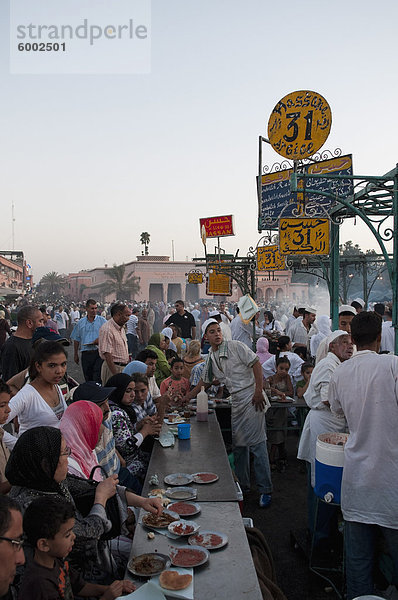 Djemaa el Fna Platz  Marrakesch  Marokko  Nordafrika  Afrika