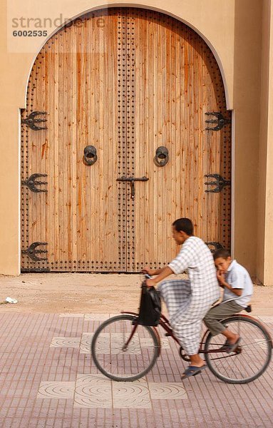 Vater und Sohn am Fahrrad  Taroudan  Marokko  Nordafrika  Afrika