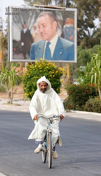 Porträt von König Mohammed VI und Radfahrer  Taroudan  Marokko  Nordafrika  Afrika