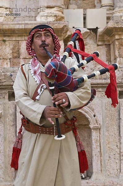 Beduinen spielt Dudelsack im alten Amphitheater von Jerash  Jordan  Naher Osten