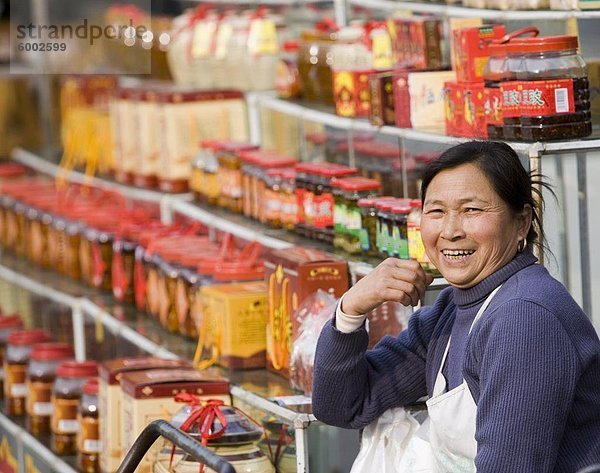 Chinesische weibliche Straßenhändler verkaufen Vollversionen Essen und Geschenk  Chengdu  Sichuan  China  Asien