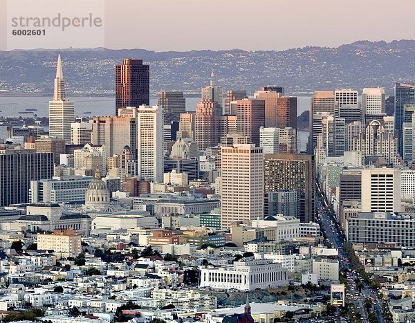 Innenstadt San Francisco mit der Transamerica Pyramid und Market Street aus Twin Peaks  San Francisco  California  Vereinigte Staaten von Amerika  Nordamerika