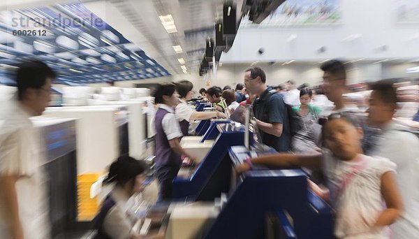 Flugpassagiere  die Check-in am Ticket-Schalter an der Beijing Capital Airport  Peking  China  Asien