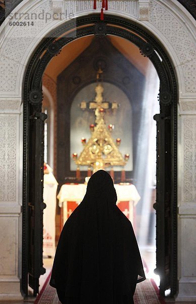 Nonne in Mary Magdalene Russisch-Orthodoxe Kirche auf dem Ölberg  Jerusalem  Israel  Naher Osten