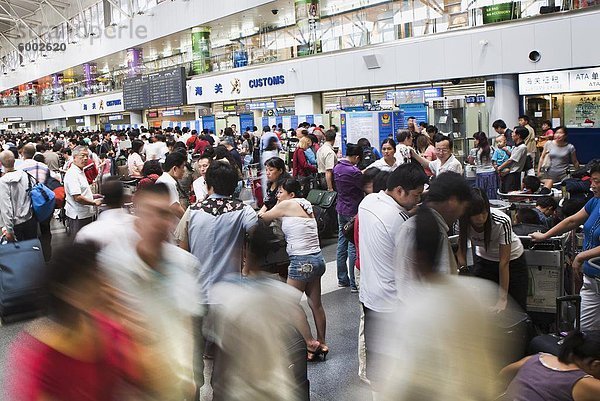 Chinesische Flugpassagiere aufgereiht an der Beijing Capital Airport  Peking  China  Asien