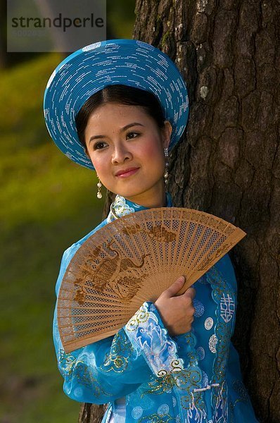 Braut gekleidet in traditionellen Kleidern posiert für die Kamera  Hue  Vietnam  Indochina  Südostasien  Asien