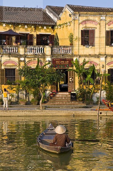 Traditionell gekleidet alten Mann sitzt in seinem kleinen Fischerboot  Hoi An  Vietnam  Indochina  Südostasien  Asien