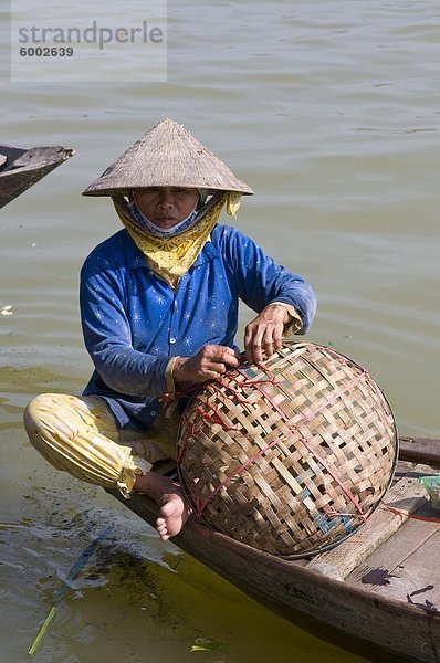 Traditionell gekleidet Vietnamesische Frauen reparieren ihr Korb  Hoi An  Vietnam  Indochina  Südostasien  Asien