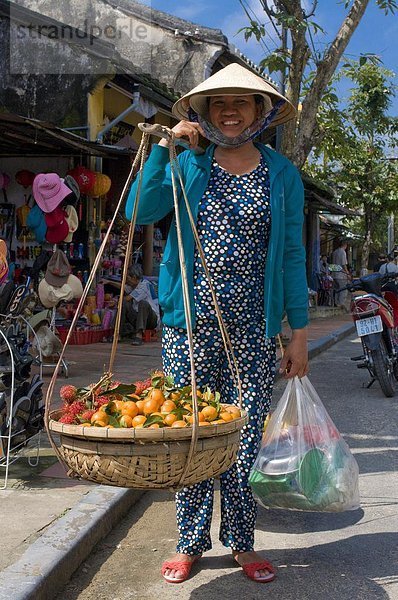 Frau Hersteller tragen Lebensmittel auf den Markt  Hoi An  Vietnam  Indochina  Südostasien  Asien