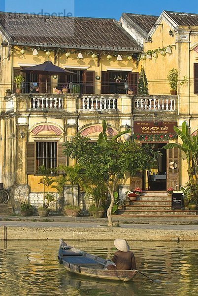 Traditionell gekleidet alten Mann sitzt in seinem kleinen Fischerboot  Hoi An  Vietnam  Indochina  Südostasien  Asien