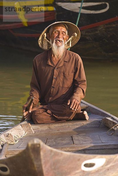 Traditionell gekleidet alten Mann sitzt in seinem kleinen Fischerboot  Hoi An  Vietnam  Indochina  Südostasien  Asien