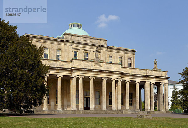 Der regency Stil Pittville Pump Room in Pittville Park  Cheltenham Spa  Gloucestershire  England  Vereinigtes Königreich  Europa