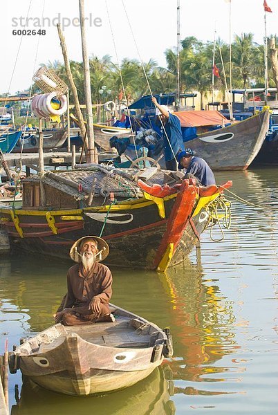 Traditionell gekleidet alten Mann sitzt in seinem kleinen Fischerboot  Hoi An  Vietnam  Indochina  Südostasien  Asien