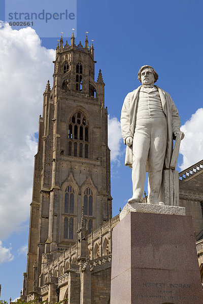 Die Boston Stump  St. Bartolph-Kirche  mit einer Statue von Herbert Ingram der Gründer von The Illustrated London News  Wormgate  Boston  Lincolnshire  England  Vereinigtes Königreich  Europa