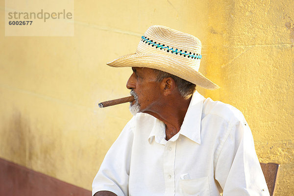 Lokale Mann trägt einen Strohhut und Rauchen einer Zigarre  Trinidad  Kuba  Westindische Inseln  Mittelamerika