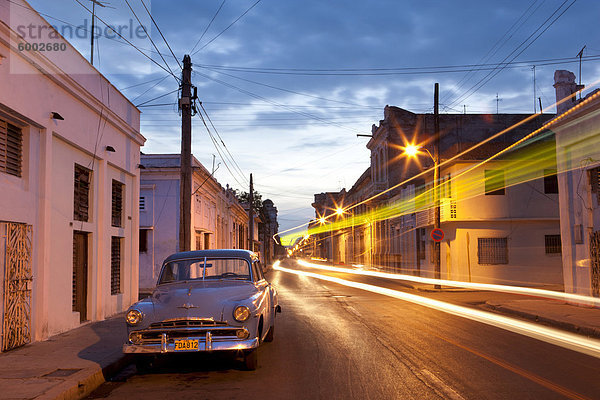 Städtisches Motiv  Städtische Motive  Straßenszene  Straßenszene  passen  zeigen  Auto  Nacht  folgen  Beleuchtung  Licht  amerikanisch  Westindische Inseln  Mittelamerika  Klassisches Konzert  Klassik  Cienfuegos  Kuba  Straßenverkehr