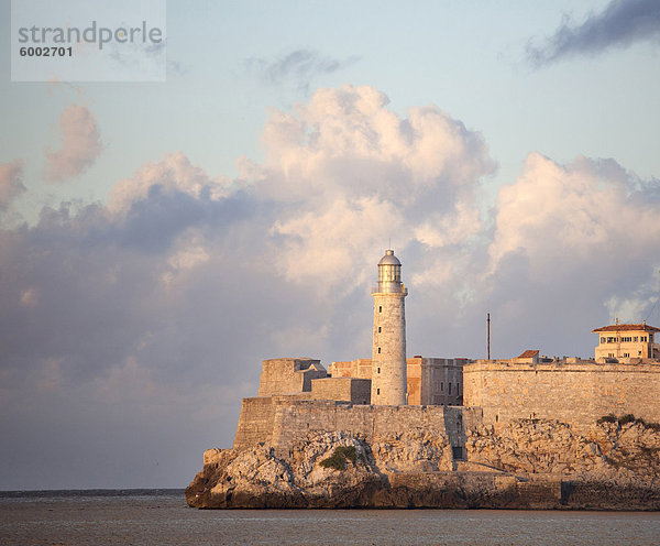 Faro Castilla del Morro  die alte Festung am Eingang zum Hafen von Havanna  Havanna  Kuba  Westindische Inseln  Mittelamerika