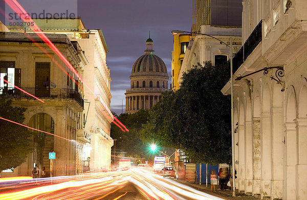 Blick Richtung das Capitolio in der Abenddämmerung mit Licht Wege des Verkehrs auf einer belebten Straße  Havanna  Kuba  Westindische Inseln  Mittelamerika