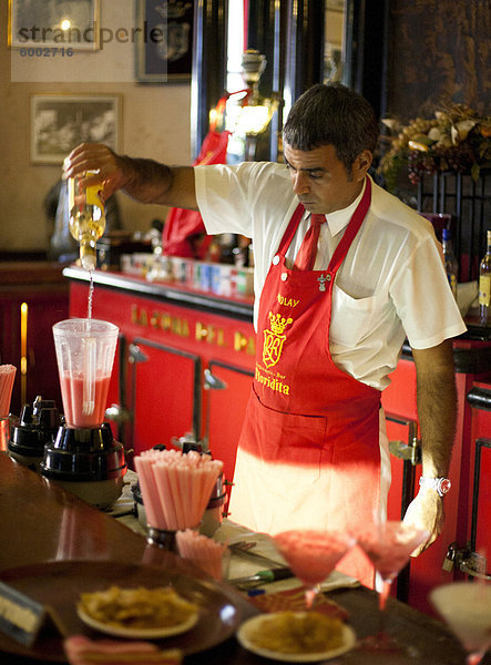 Barman mischen Erdbeere Daquiris in Bar El Floridita  ein beliebter trinken vor Ort der späten Autor Ernest Hemingway  Havanna  Kuba  Westindische Inseln  Mittelamerika