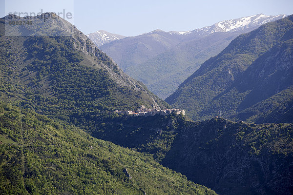 Ansicht von Castrovalva Abruzzi Dorf dargestellt von Escher  Abruzzen  Italien  Europa