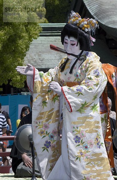 Frau  Mann  tanzen  Tokyo  Hauptstadt  Kleidung  zeigen  sprechen  Asien  Japan  japanisch  Schrein