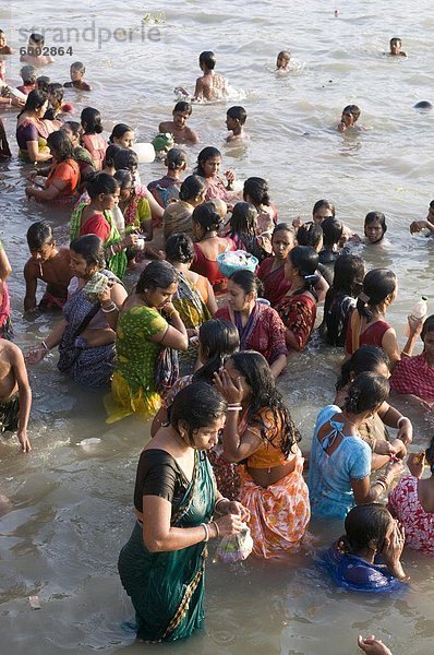 Menschenmassen vor Kali Tempel Baden in den Fluss Hugli  Kolkata  Westbengalen  Asien