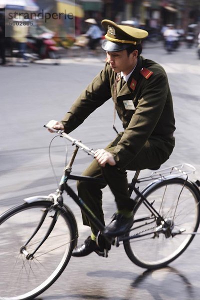 Soldat auf Fahrrad  Hanoi  Vietnam  Indochina  Südostasien  Asien