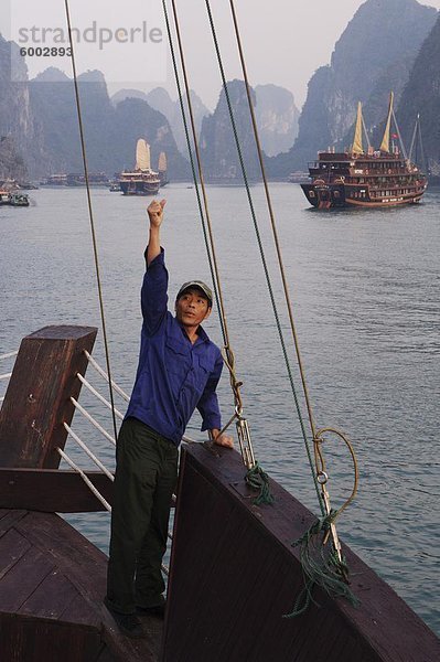 Besatzungsmitglied wirft Anker auf Junk-e-Ha Long Bay in Vietnam  Indochina  Südostasien  Asien