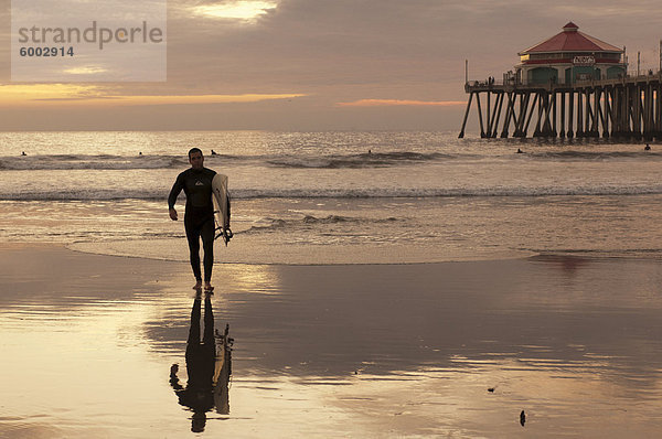 Surfer  Huntington Beach  California  Vereinigte Staaten von Amerika  Nordamerika