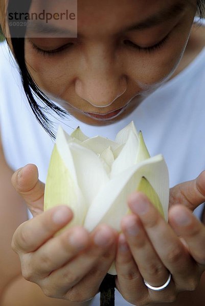 Frau mit Lotusblüte  Vietnam  Indochina  Südostasien  Asien