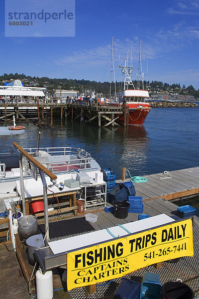 Fischerboote in der Bucht vorderen Bereich von Newport  Oregon  Vereinigte Staaten von Amerika  Nordamerika