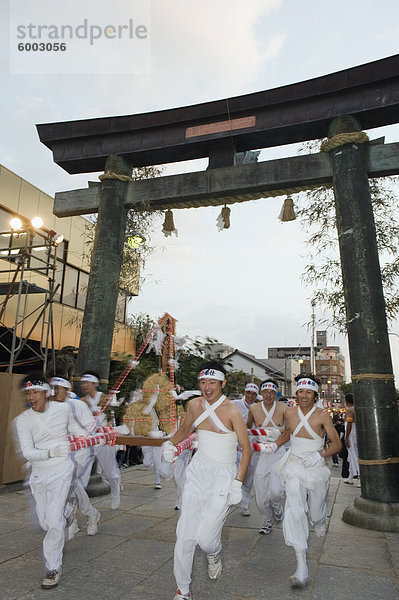 Reis Ballen durchgeführt durch ein Torii-Tor am Hadaka Matsuri (Naked Festival)  Hofu Stadt  Yamaguchi-Präfektur  Japan  Asien