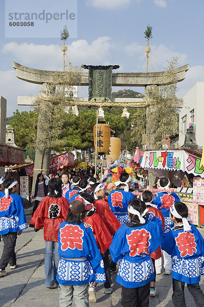 Festivalbesucher an ein Torii-Tor bei Hadaka Matsuri (Naked Festival)  Hofu Stadt  Yamaguchi-Präfektur  Japan  Asien