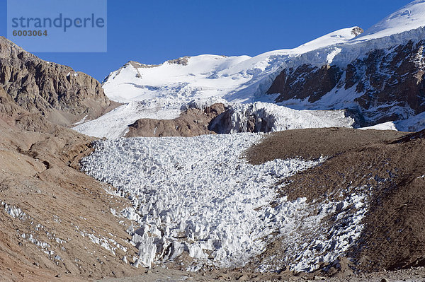 Gletscher in der Nähe von Plaza de Mulas Basecamp  Aconcagua Provincial Park  Anden Berge  Argentinien  Südamerika