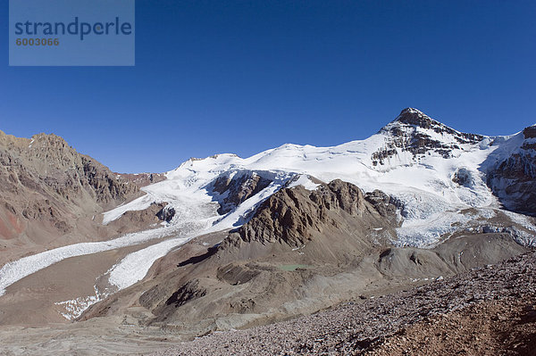 Gletscher in der Nähe von Plaza de Mulas Basecamp  Aconcagua Provincial Park  Anden Berge  Argentinien  Südamerika