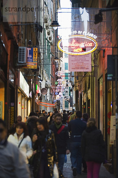 Einkaufsstraße in der Altstadt  UNESCO Weltkulturerbe  Genua (Genova)  Ligurien  Italien  Europa