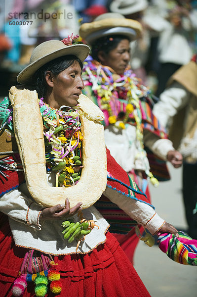 Frauen tragen Brot Dekoration  Anata Andina Ernte-Festival  Karneval  Oruro  Bolivien  Südamerika