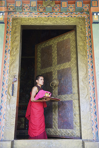 Junger Mönch in einem Tempel Eingang  Khamsum Yuelley Namgyal Chorten erbaut 1999  Punakha  Bhutan  Asien