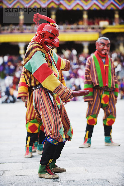 Tänzerin Betrieb hölzernes Penis  Herbst Tsechu (Festival) bei Trashi Chhoe Dzong  Thimphu  Bhutan  Asien