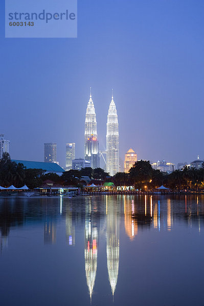 Petronas Towers  Lake Titiwangsa  Kuala Lumpur  Malaysia  Südostasien  Asien