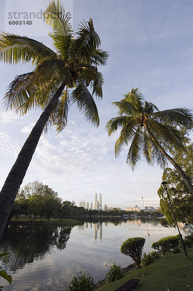 Petronas Towers  Lake Titiwangsa  Kuala Lumpur  Malaysia  Südostasien  Asien