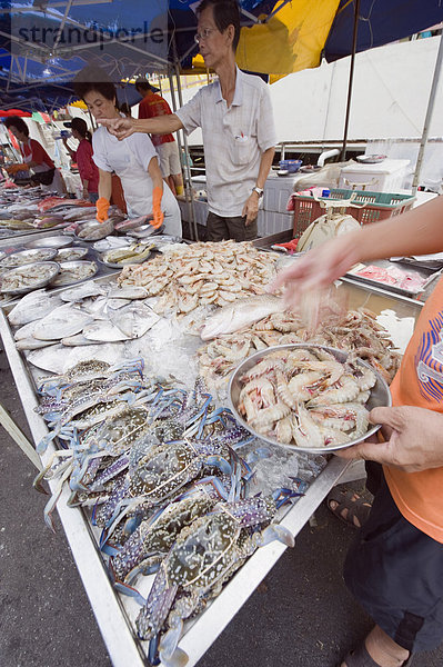 Fisch Abwürgen  Bangsar Sonntagsmarkt  Kuala Lumpur  Malaysia  Südostasien  Asien