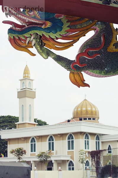 Drache und Moschee an Sam Kow Tong Chinesischer Tempel  Kuala Lumpur  Malaysia  Südostasien  Asien