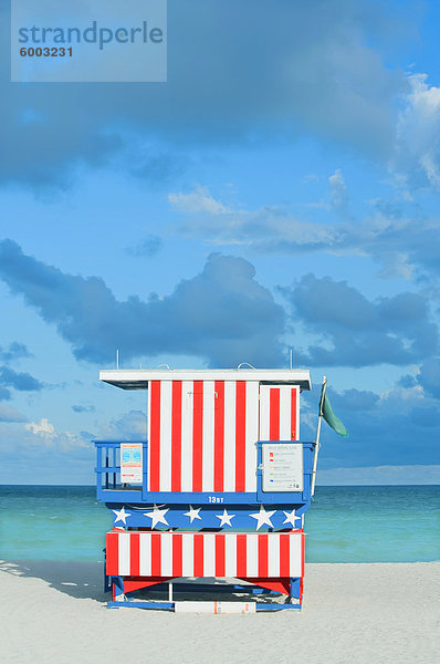 Rettungsschwimmer-Hütte am Strand  South Beach  Miami  Florida  Vereinigte Staaten von Amerika  Nordamerika