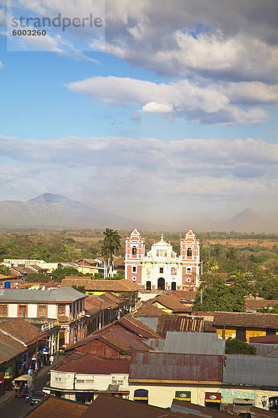 Anzeigen von Leon Kathedrale Blick über die Dächer in Richtung Iglesia Dulce Nombre de Jesús El Calvario  Leon  Nicaragua  Zentralamerika