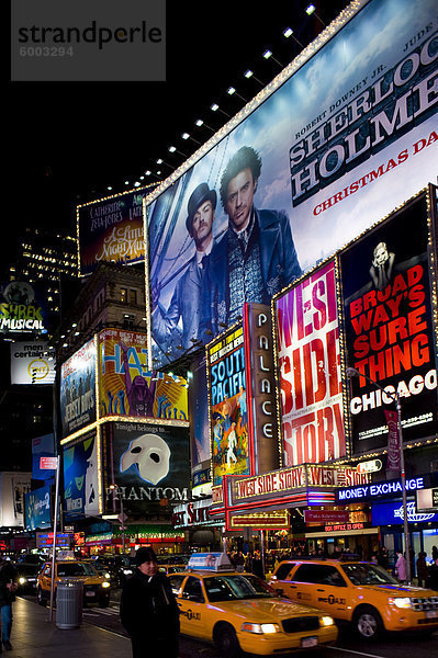 Neon-Plakate in Times Square in New York City  New York State  Vereinigten Staaten von Amerika  Nordamerika