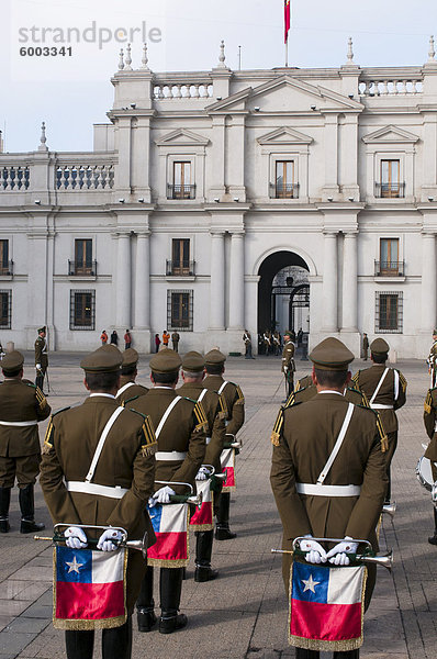 Wachwechsel am Palacio De La Moneda  Santiago  Chile  Südamerika