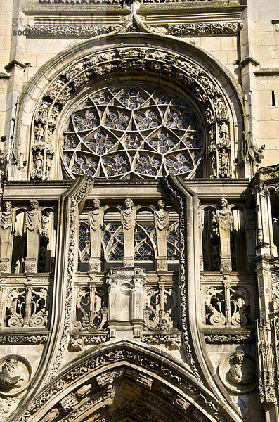 Aussenansicht fo die Westfassade der Kirche Notre Dame aus dem 15. Jahrhundert  Caudebec de Caux  Normandie  Frankreich  Europa